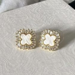 Stud clover earrings
