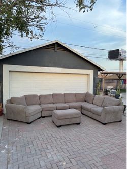 HUGE BEIGE SECTIONAL COUCH ***FREE DELIVERY ***