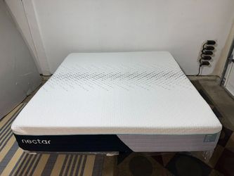 LIKE NEW! Nectar Premier Hybrid King Mattress - Delivery Available! 