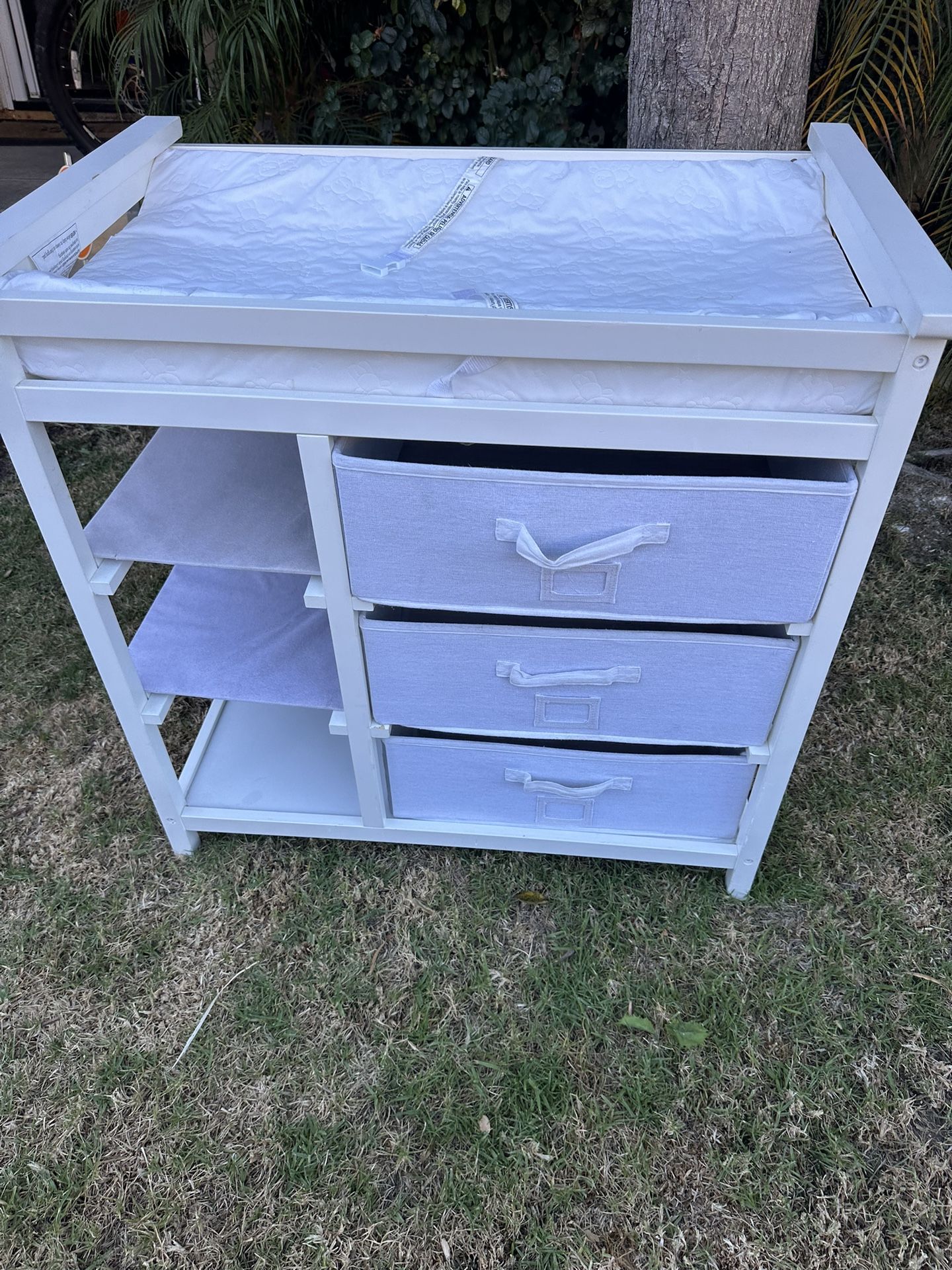 Baby diaper table / dresser