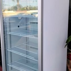 COMERCIAL UPRIGHT GLASS REFRIGERATOR LIKE NEW 3 YEARS  Old  STOP COOLING  NEEDS FIXED 