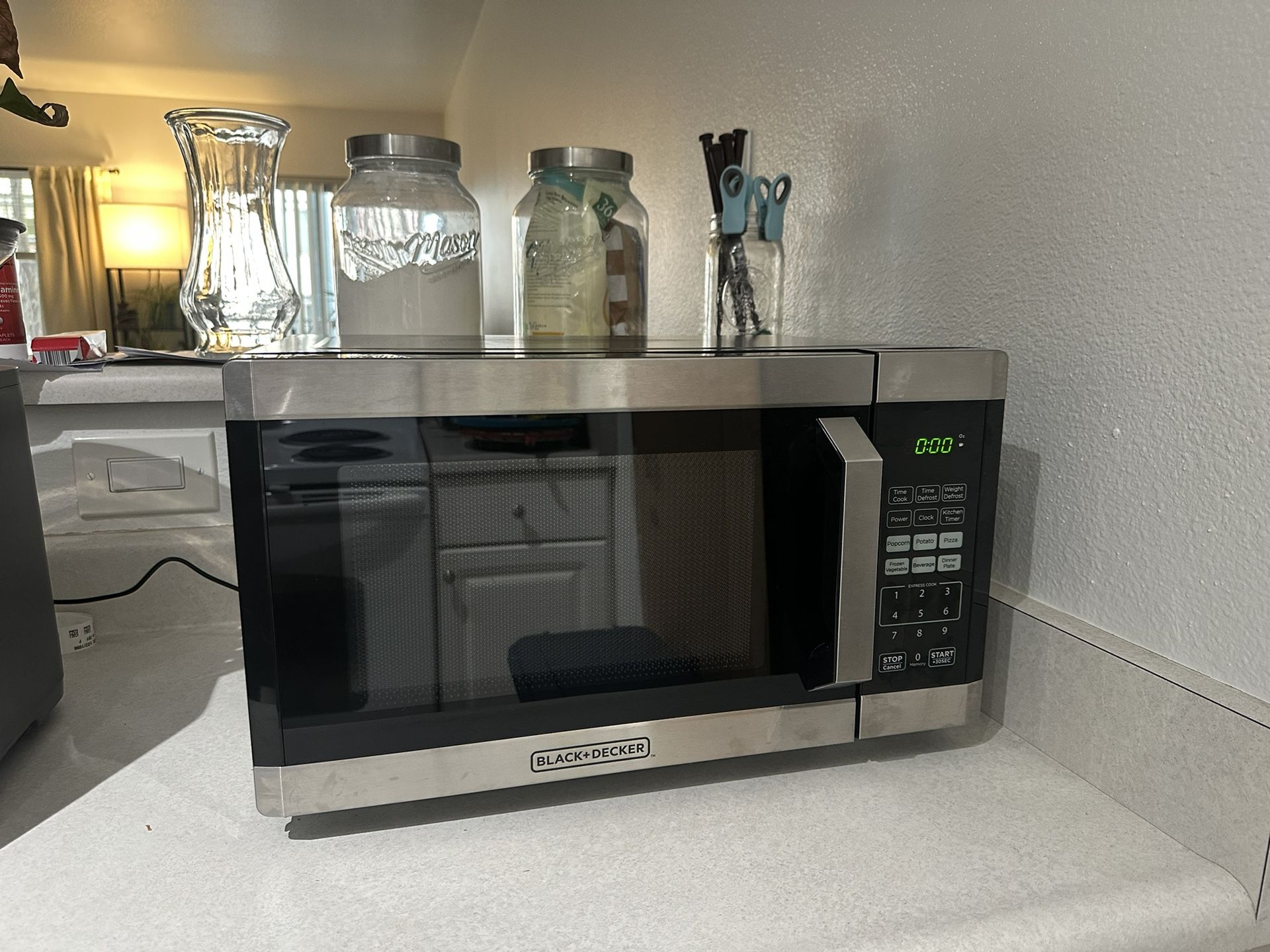 Pending- Microwave (Clean and barely used!)