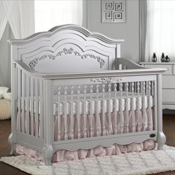 Evlour Aurora 5 In 1 CONVERTIBLE CRIB  USED 