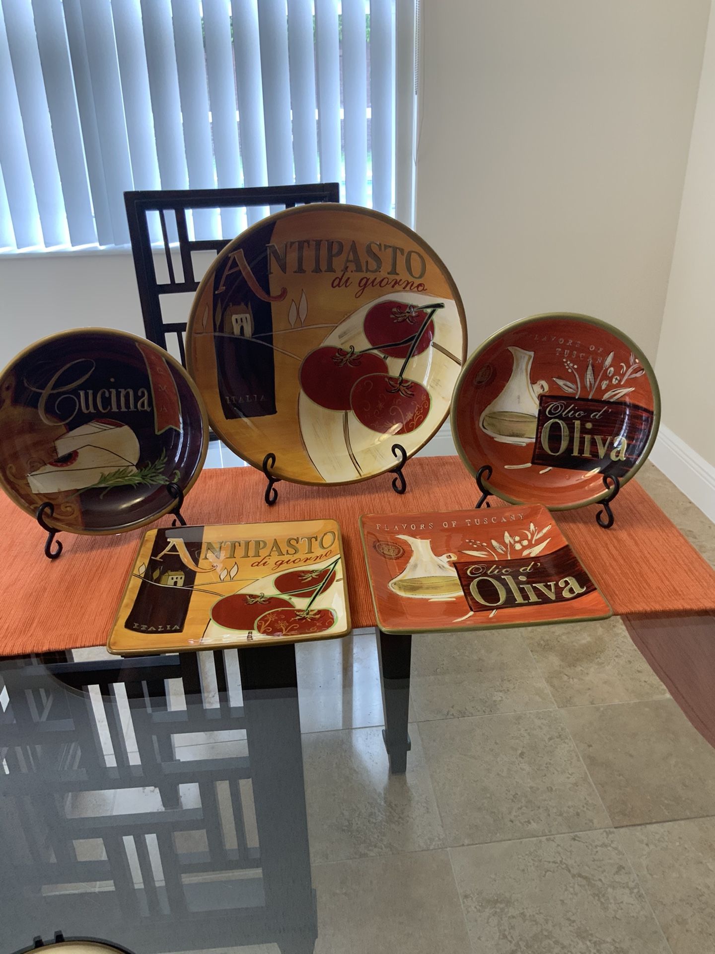 Plate set 5 pieces of “Cucina Tuscan” set. All five pieces have and come with their counter stands. Home decor decorations