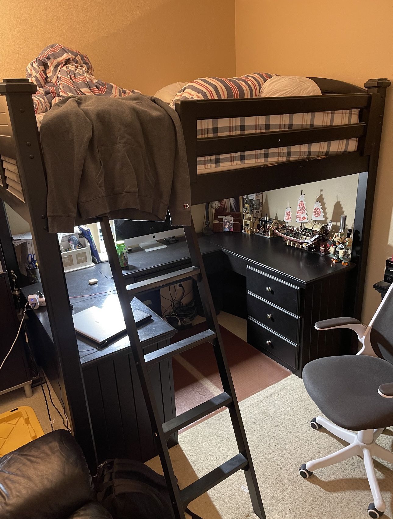 Black Full Size Bunk Bed with Desk for Sale in Tustin, CA - OfferUp