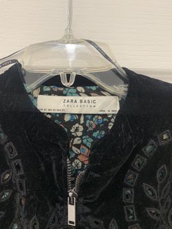 Zara basic collection jacket . Size XS , worn couple times . In perfect condition. Can be worn as a jacket , or as a sweater