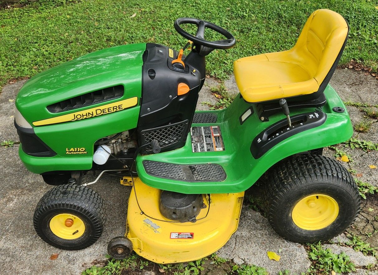 John Deere LA110 Riding Mower
