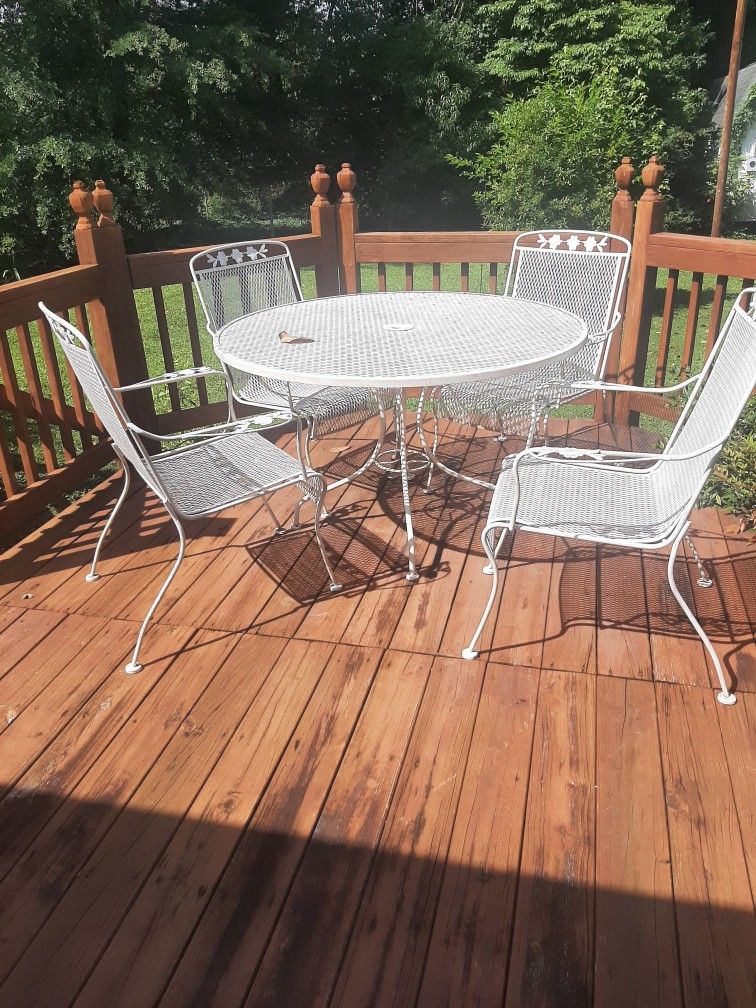 White Heavy Outdoor Furniture Table And 4 Chairs