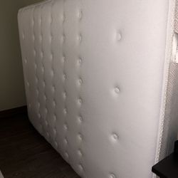 Queen Firm Mattress – Sealy Posturepedic Rutherford Hall (Excellent Condition)