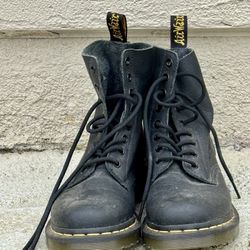 Dr. Martens Black Leather Boots – Women’s Size 6 – Broken In