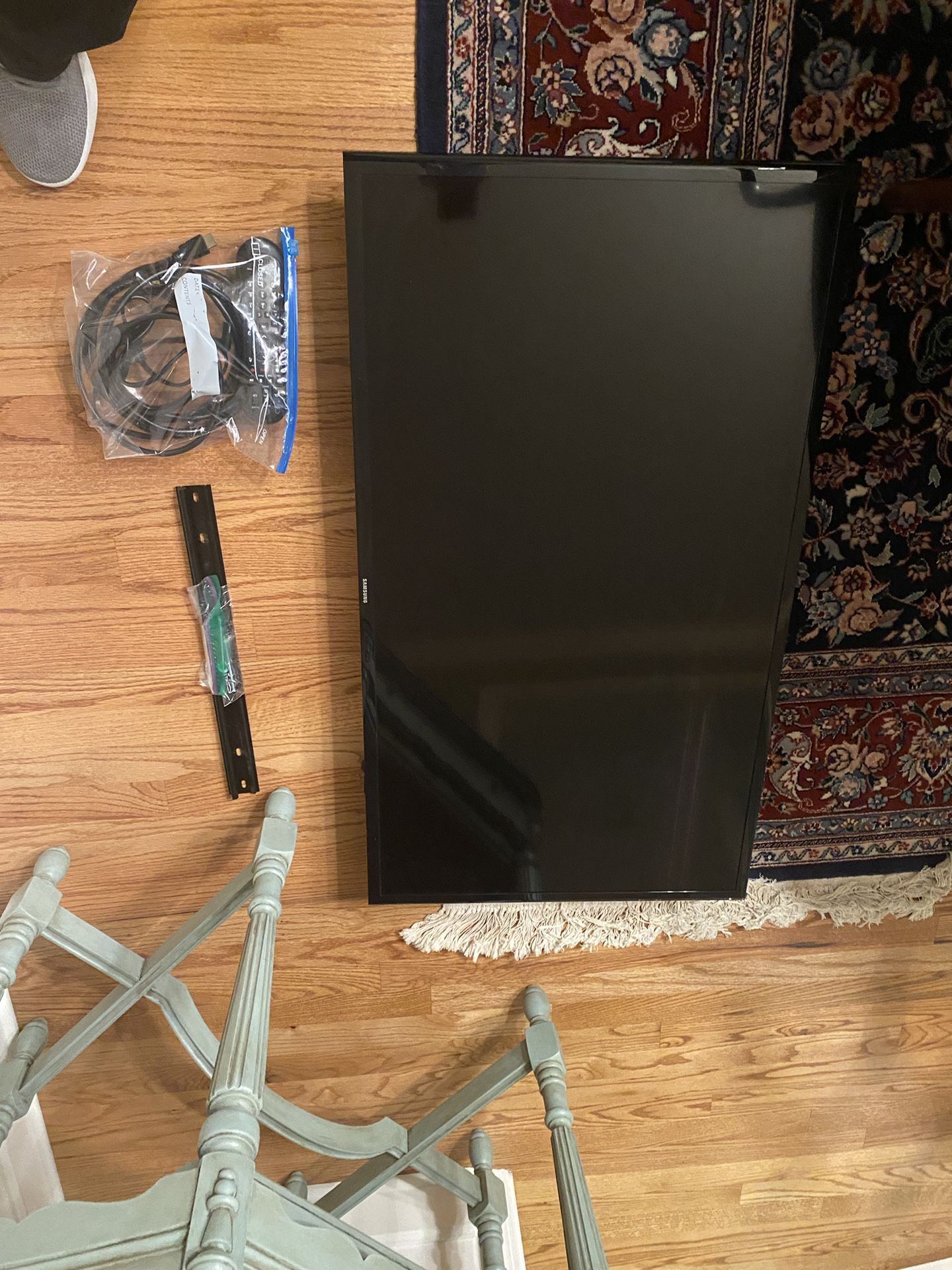 40’’ Samsung Smart TV Plus Wall Mount