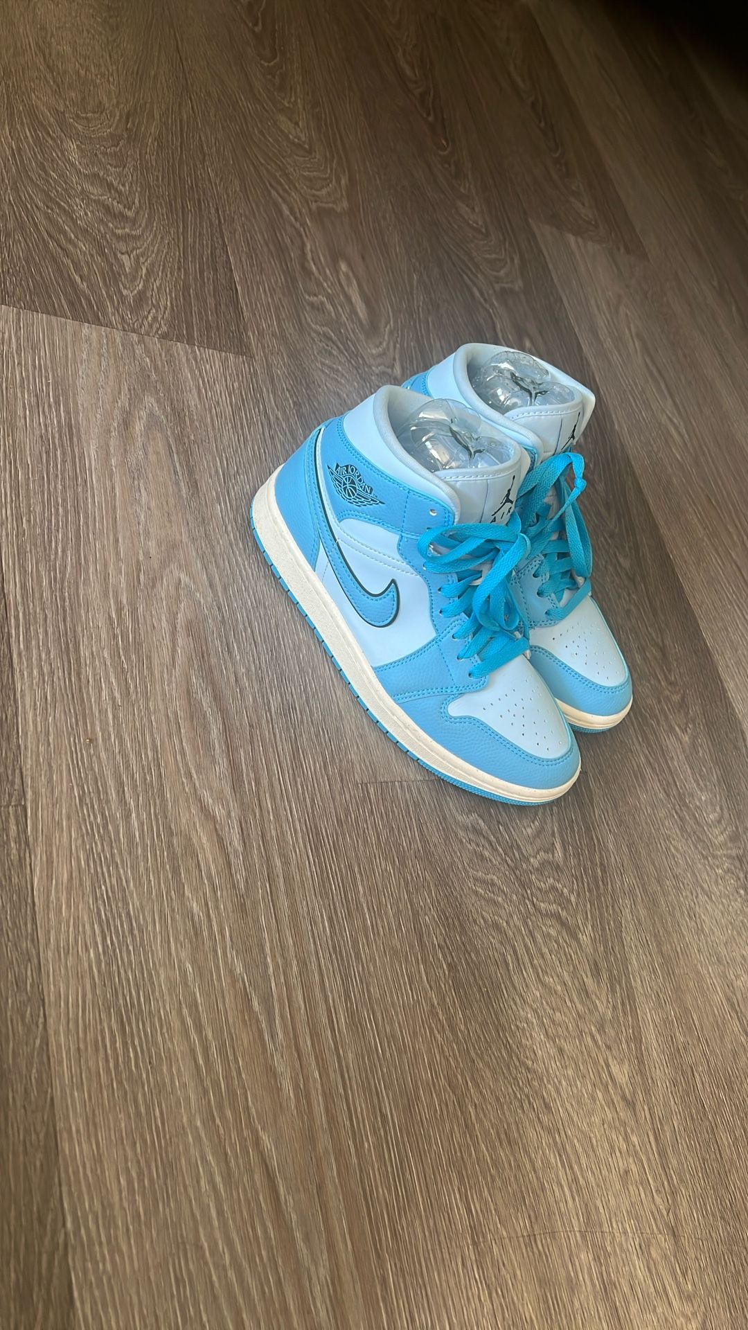 Jordan 1 Mid SE Ice Blue 