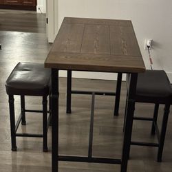 Kitchen nook Table With 2 Stools - Original Price Was 275$ 