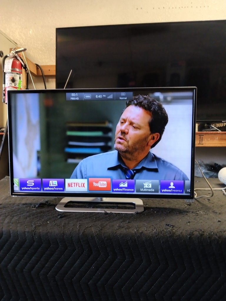 32 inch vizio smart tv really nice tv comes with remote shows great picture works perfect guaranteed