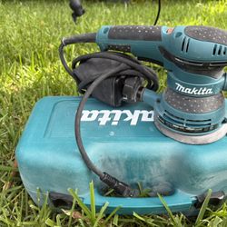 Makita corded orbit sander with case and discs 