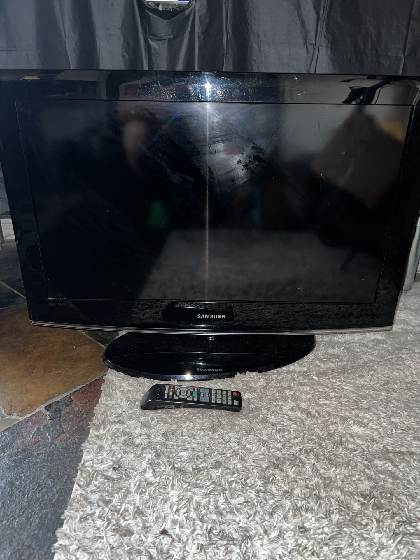 Black 32in Samsung TV