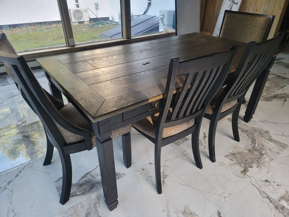 Ashley Dinning Table Set