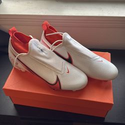 Nike football cleats size 8