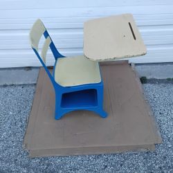 Nice Well Made Old Fashioned Kids School Desk With Bookshelf & Pencil Holder Very Clean Like New. 
