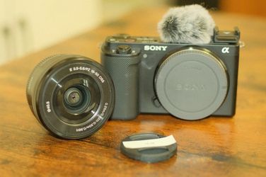Sony Alpha ZV-E10 25.0MP MINT CONDITION - Black (16-50mm Zoom Lens)