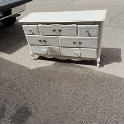 🌹BEAUTIFUL WHITE COLOR VINTAGE DRESSER/6 DRAWER 50” X 16” X 30”🌹