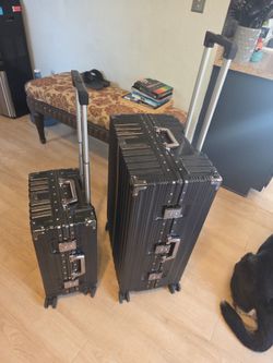 lightweight polycarbonate luggage with an aluminum frame i
