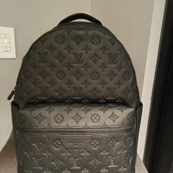 LV  Discovery Backpack Black