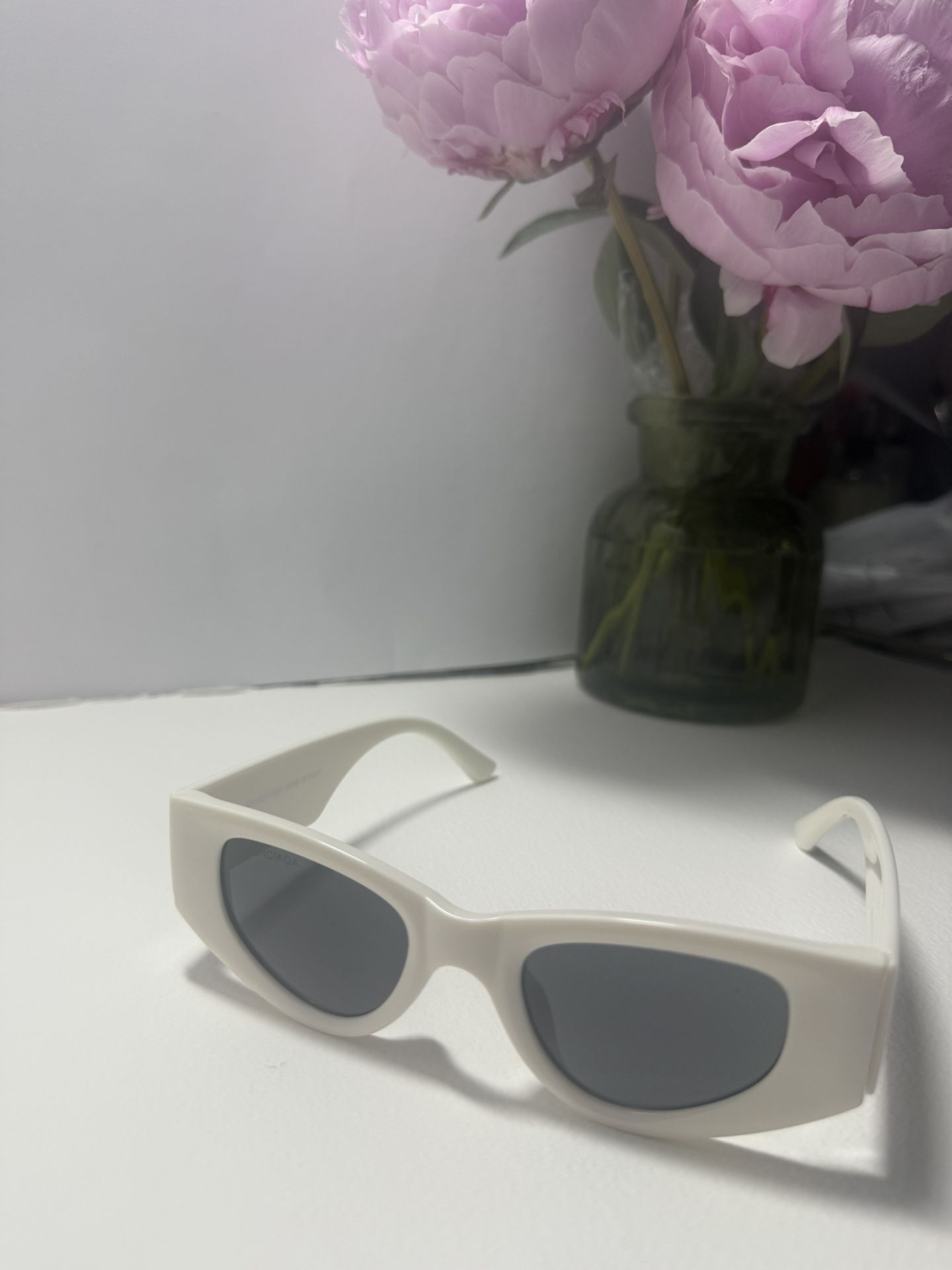 White Balenciaga Sunglasses SEND BEST OFFER PRICE FLEXIBLE