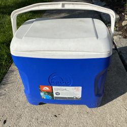 Igloo Contour 30 Quart  / 41 Cans Cooler Ice Chest Blue and White 