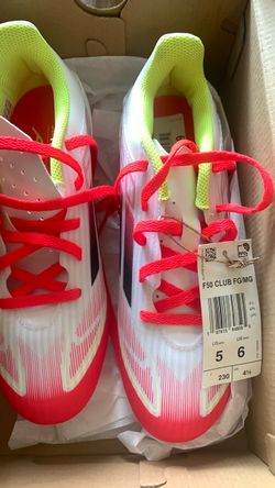 Boys soccer shoes size 5