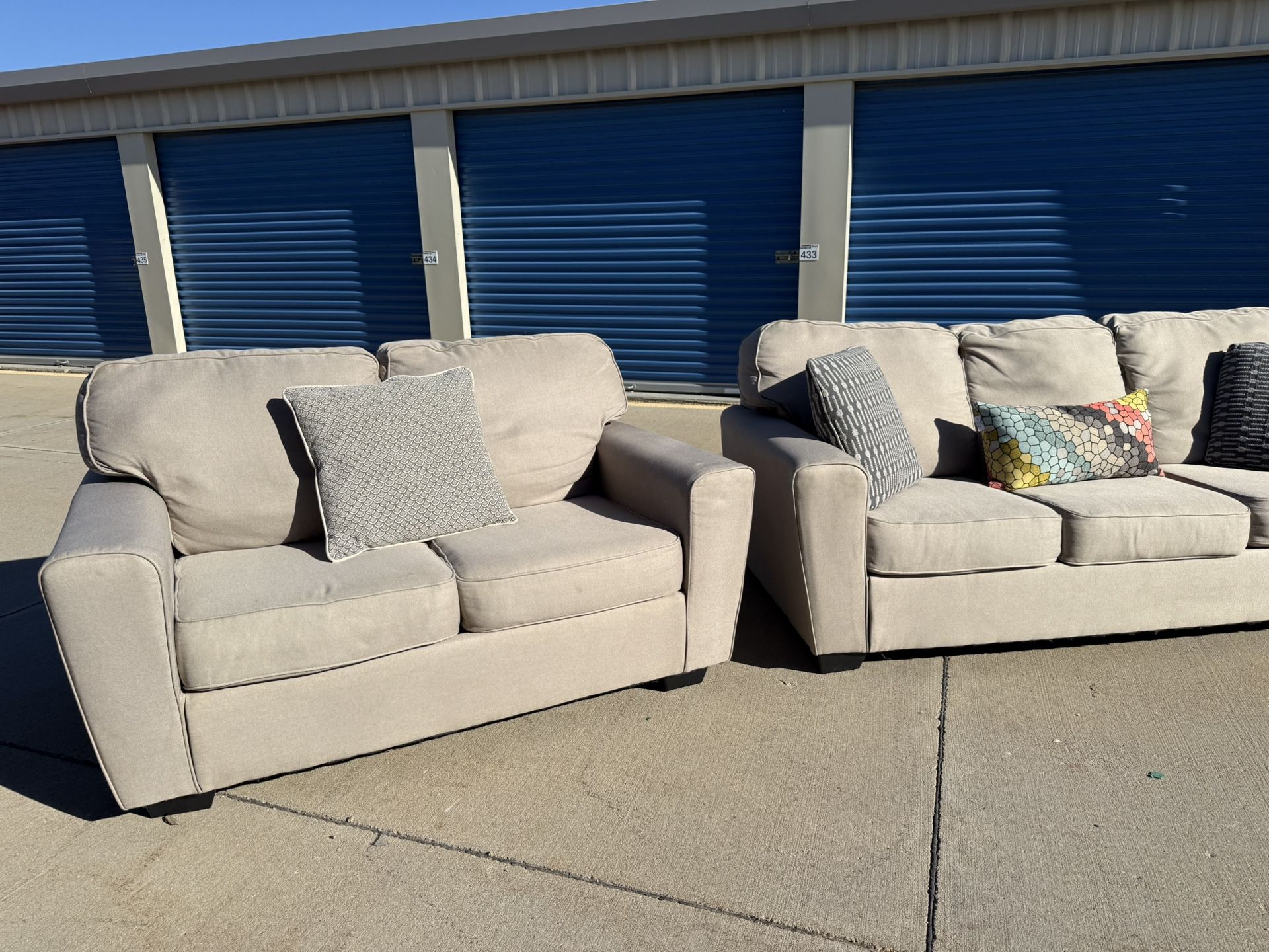 DELIVERY AVAILABLE 🚚🚛🚚Awesome Couch And Loveseat
