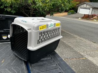 Medium Dog Kennel Crate Carrier Airline Approved like New 28”L by 20” W by 20”