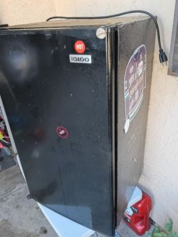 Igloo mini fridge 2.75 ft tall