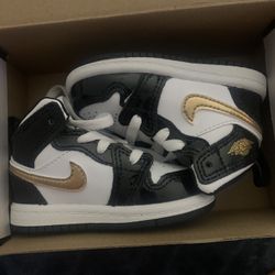 Baby Jordan 1 Black And Gold Size 4C