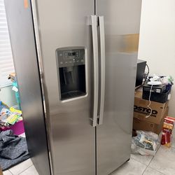 GE 25.5 Side by Side Refrigerator