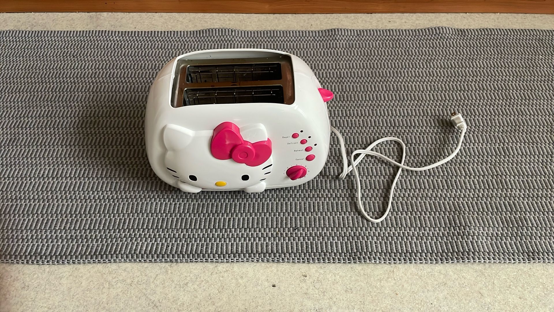 HELLO KITTY TOASTER
