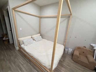Queen size bed and canopy