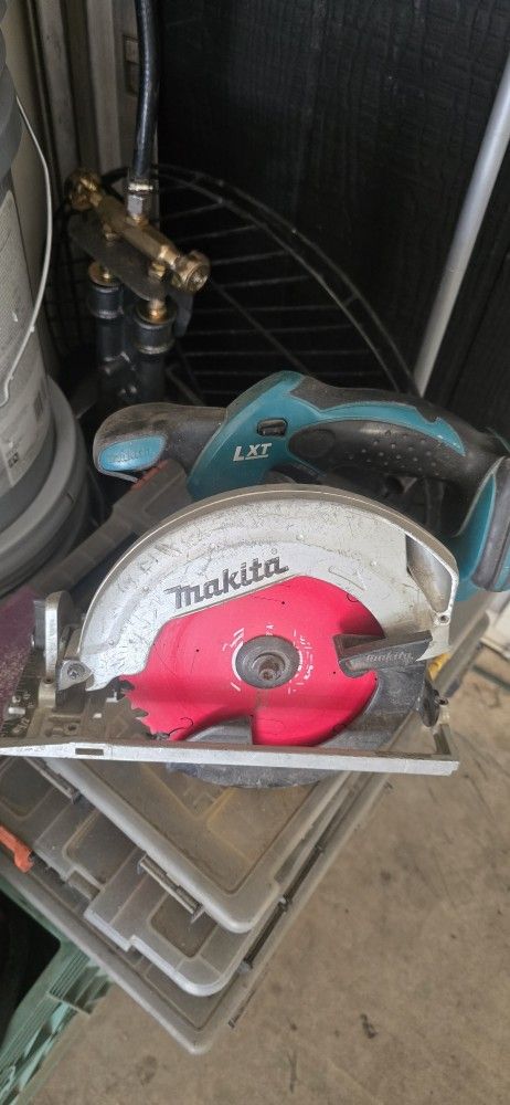 Makita 18 V LXT Lithium-ion Cordless Saw