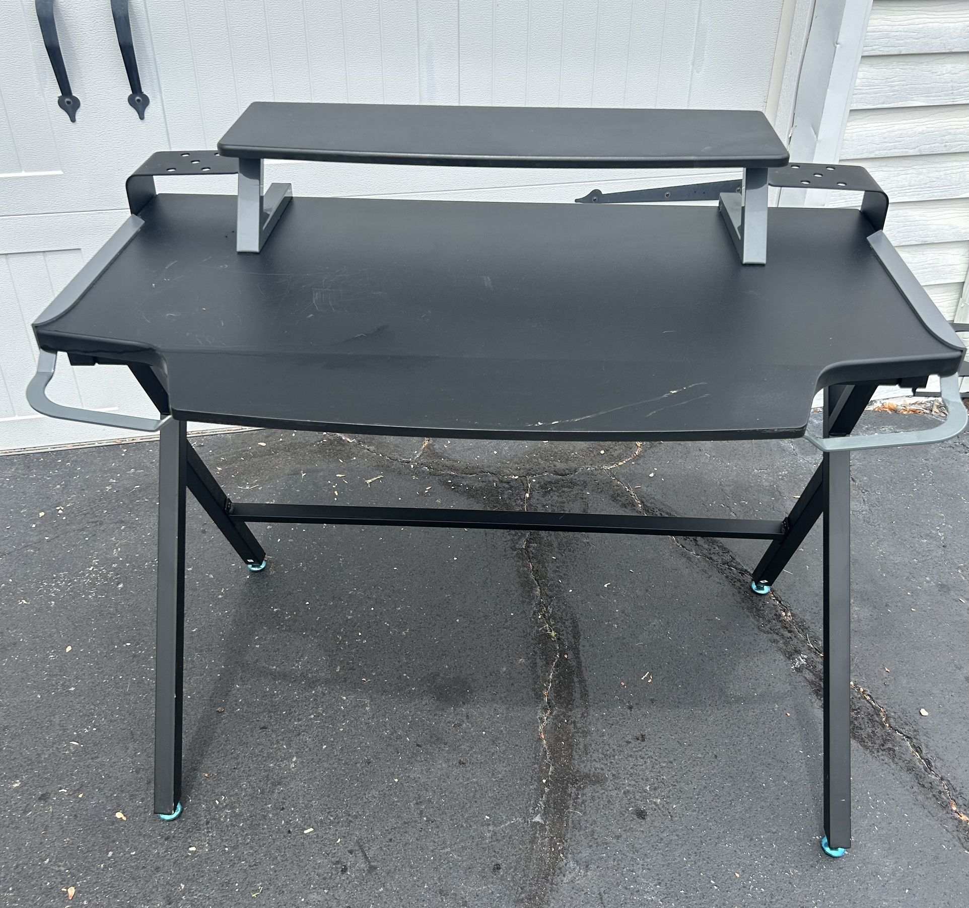 Gaming Desk Excellent Condition