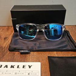 Authentic Oakley Holbrook™ XL Sunglasses
Prizm Sapphire Polarized Lenses, 
polished clear Frame