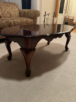 Bombay Company oval Coffee Table with Queen Anne Legs