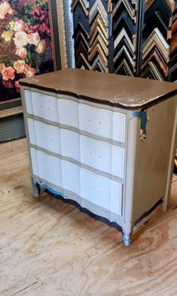 Vintage wooden French provincial nightstand (diy)
Located (5900 Lewis st Dallas TX 75206) 
Solid sturdy wood, paint peeling off.. good lil piece to re