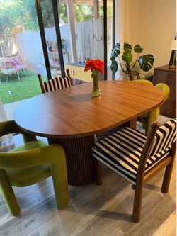 Oval Walnut Table for 4-6 People w/Leafs for Expansion