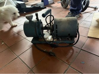 Refrigeration vacuum pump