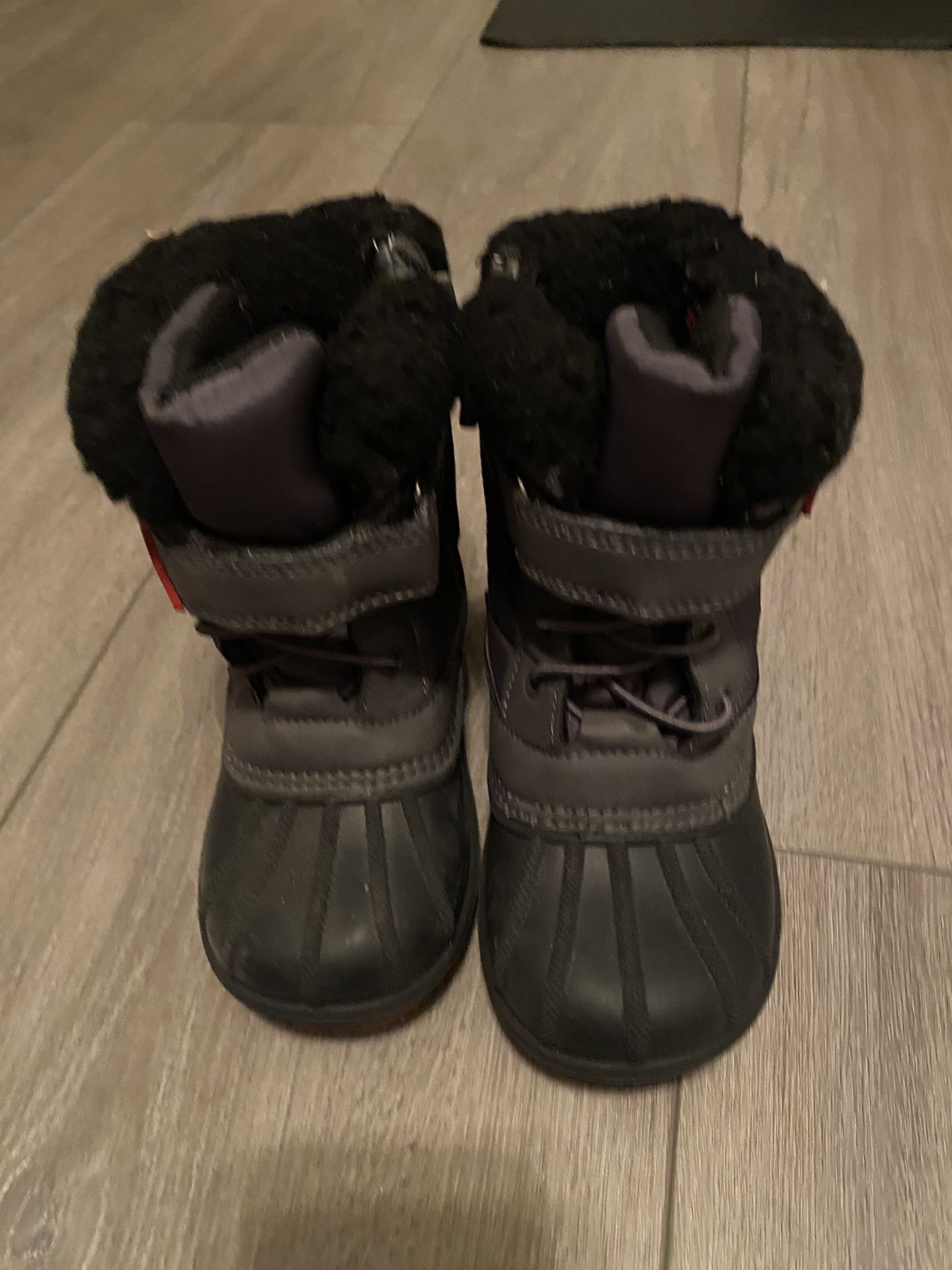 Girls snow boots Size 8