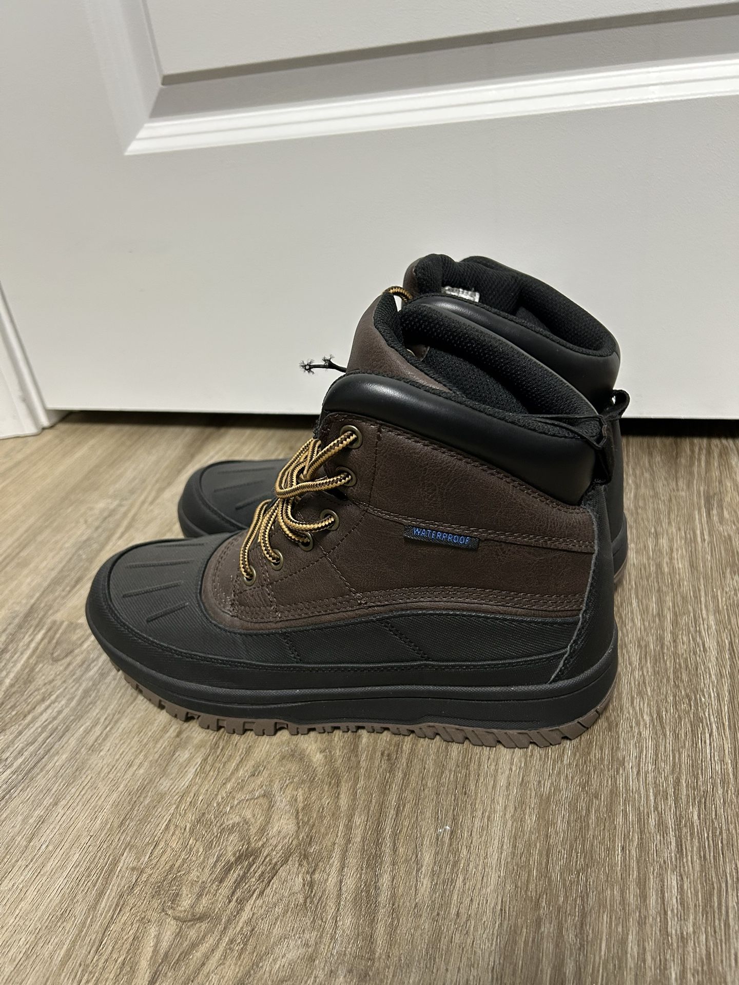 St John’s Bay Men’s Memory Foam Waterproof Boots size 8. NWT