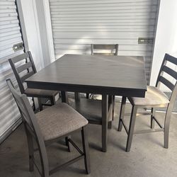 Table chairs set