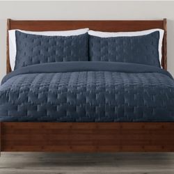 The super soft quilt you've always dreamed of. Our mid-weight bamboo quilt is 100% viscose from organic bamboo which is one of the planet's most resou