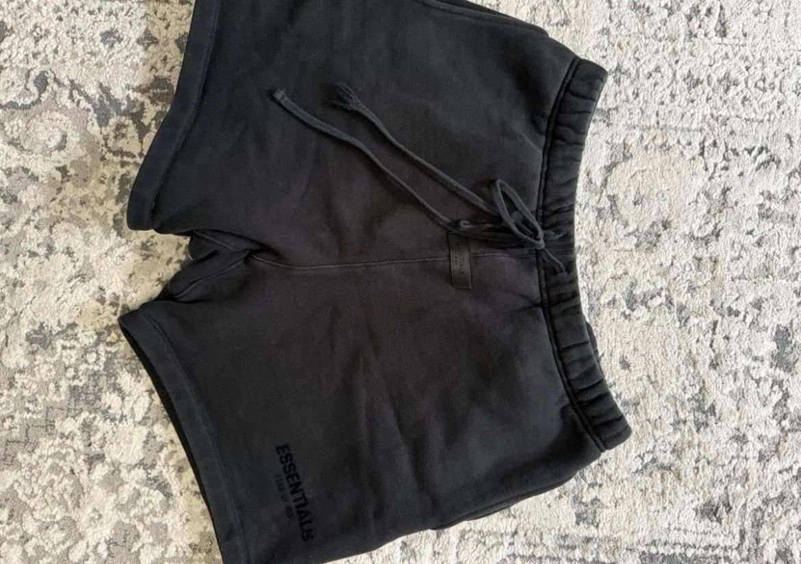 black essential shorts