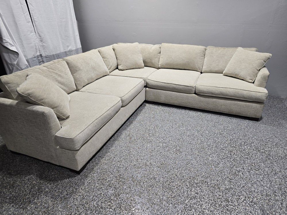 Beautiful Beige Sectional Couch!! Delivery Available 